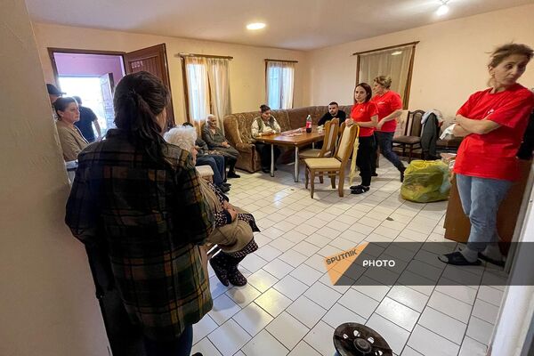 Виктория с семьей из числа вынужденных переселенцев из Карабаха в одном из гостевых домов Вардениса - Sputnik Армения