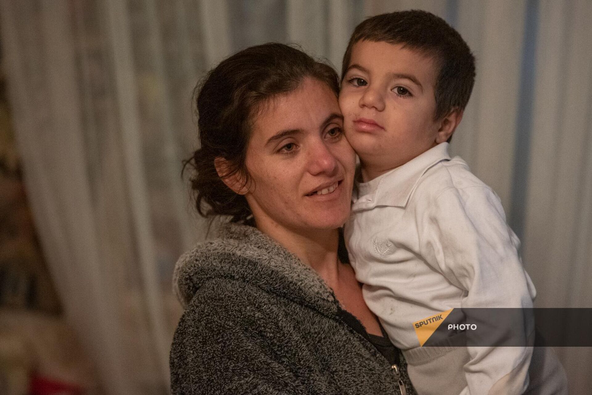 Роза из числа вынужденных переселенцев из Карабаха с младшим сыном в Мартуни - Sputnik Արմենիա, 1920, 29.09.2023