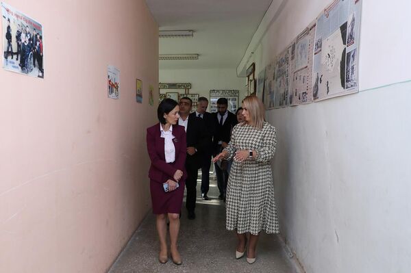 Ժաննա Անդրեասյանն այցելել է Արարատի մարզի դպրոցներ՝ տեսակցելու ԼՂ-ից տեղահանված երեխաներին - Sputnik Արմենիա