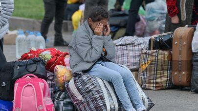 Вынужденные переселенцы из Нагорного Карабаха на территории гуманитарного центра Гориса (26 сентября 2023). Сюник