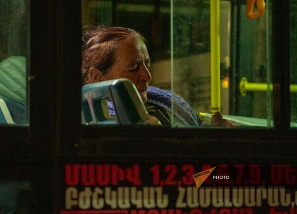 Տարեց կինը երևանյան ավտոբուսով Արցախից տեղափոխվել է Սյունիք - Sputnik Արմենիա