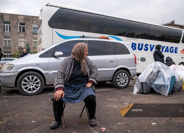 Տեղահանված ծեր կինը «պահակ» է նստել տնից բերված իրերին - Sputnik Արմենիա