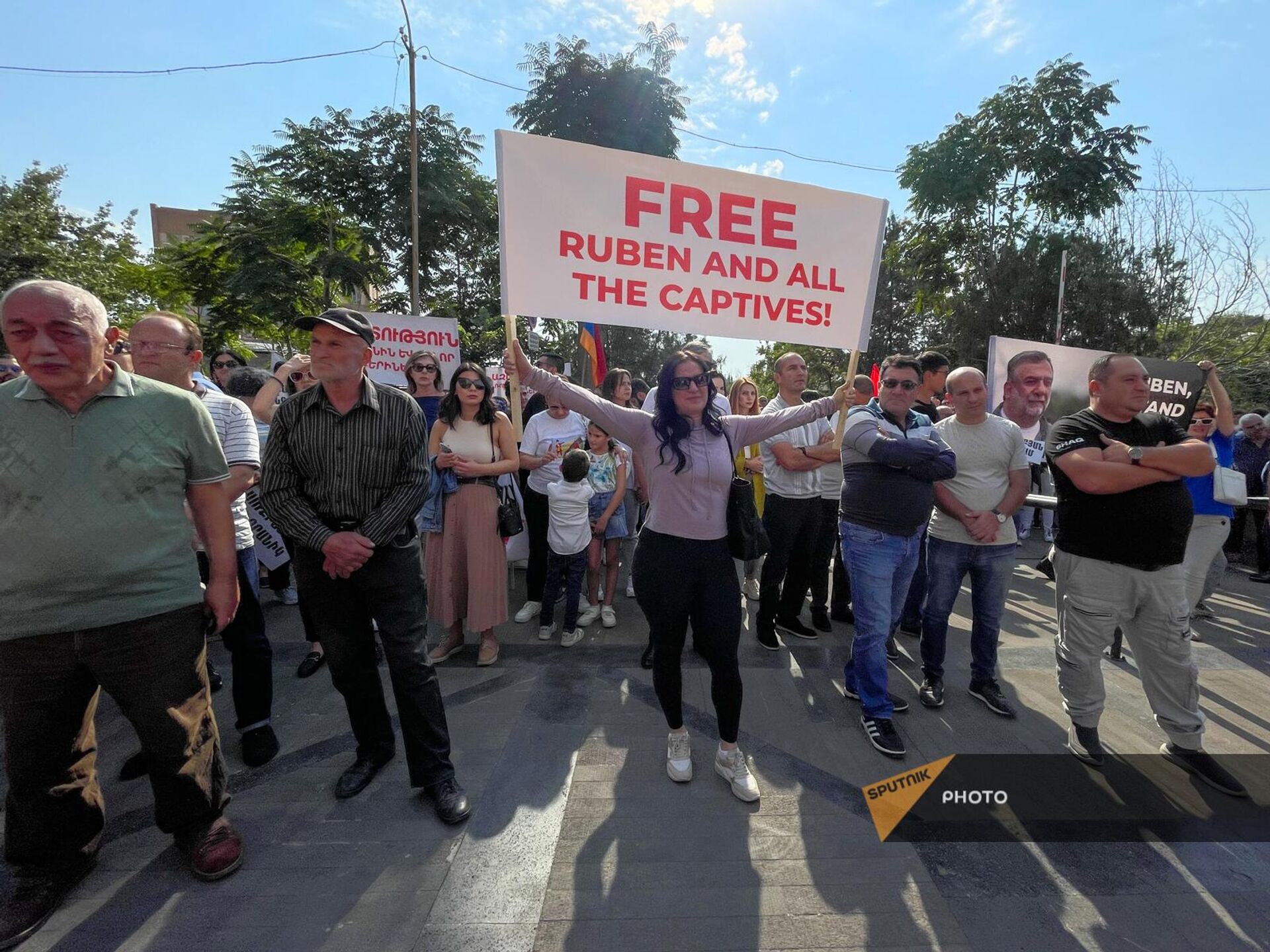 Участники акции в поддержку арестованного Азербайджаном Рубена Варданяна и других жителей Нагорного Карабаха перед зданием Матенадарана (30 сентября 2023). Еревaн - Sputnik Արմենիա, 1920, 30.09.2023
