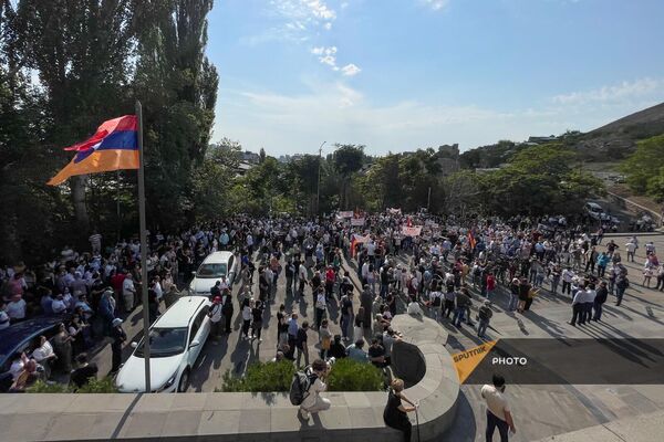 Участники акции в поддержку арестованных Азербайджаном Рубена Варданяна и других жителей Нагорного Карабаха перед зданием Матенадарана (30 сентября 2023). Еревaн - Sputnik Армения