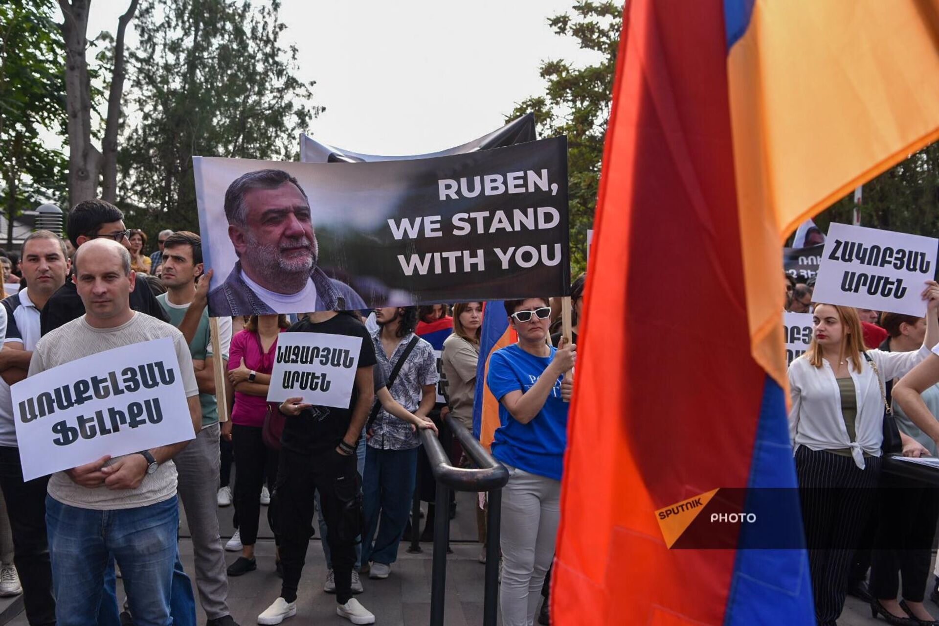 Участники акции в поддержку арестованных Азербайджаном Рубена Варданяна и других жителей Нагорного Карабаха перед зданием Матенадарана (30 сентября 2023). Еревaн - Sputnik Արմենիա, 1920, 30.09.2023