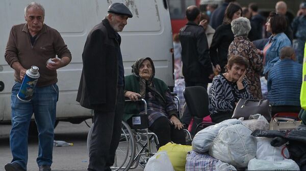 Пожилые люди в пункте приема вынужденных переселенцев в Горисе - Sputnik Армения