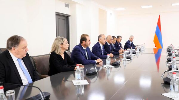 Министр иностранных дел РА Арарат Мирзоян встретился с делегацией Палаты представителей Кипра, во главе с Харрисом Георгиадесом (2 октября 2023). Еревaн - Sputnik Армения