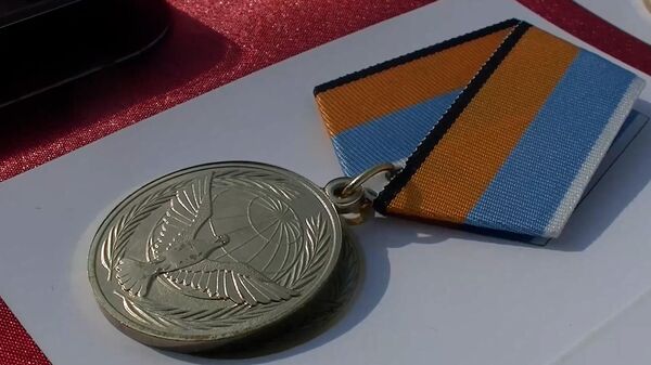 Командование РМК наградило военнослужащих наградами и знаками отличия за выполнения задач в Нагорном Карабахе - Sputnik Армения