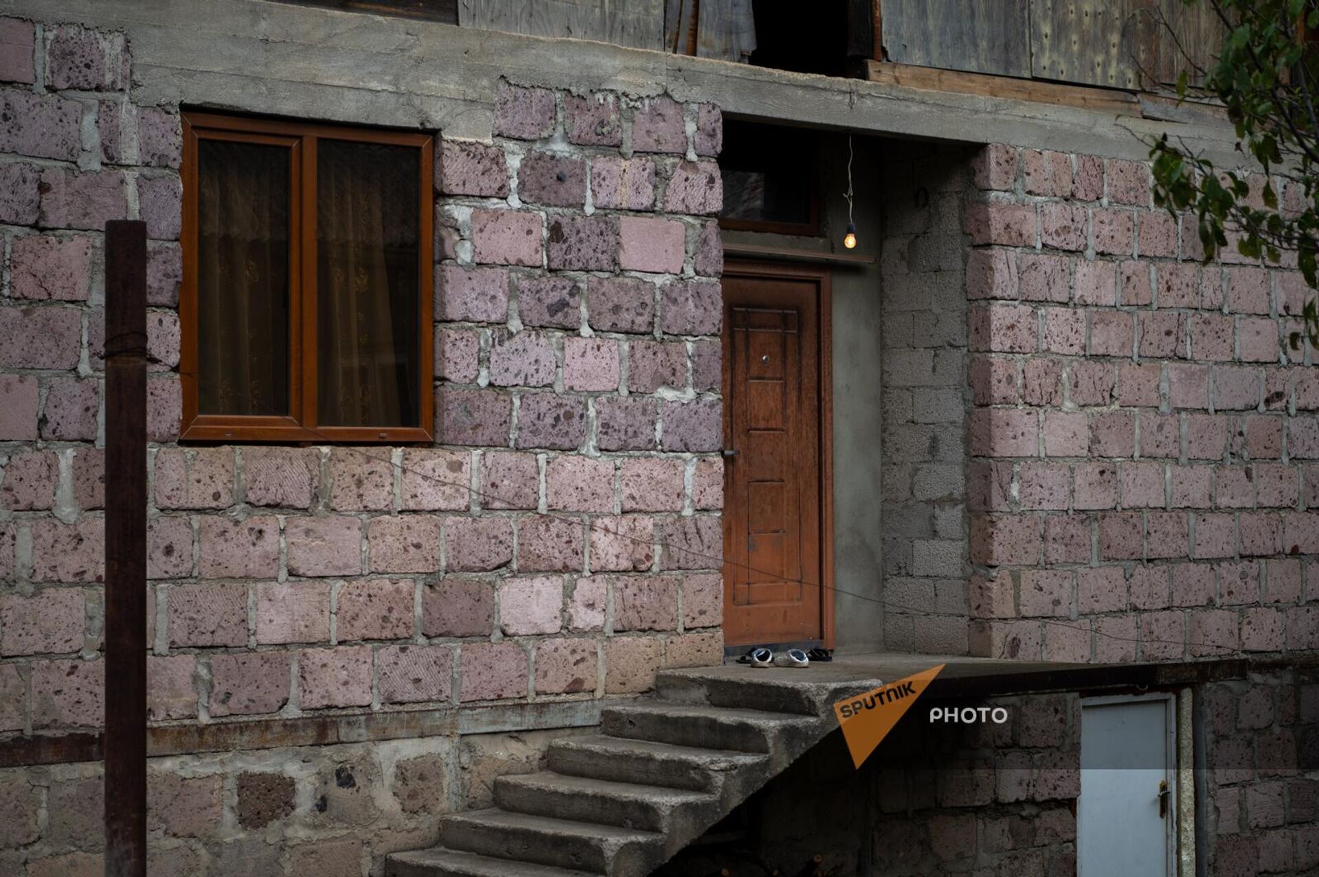 Временное жилье семьи погибшего во время взрыва в Степанакерте 19-летнего Арсена в Ванадзоре - Sputnik Արմենիա, 1920, 04.10.2023