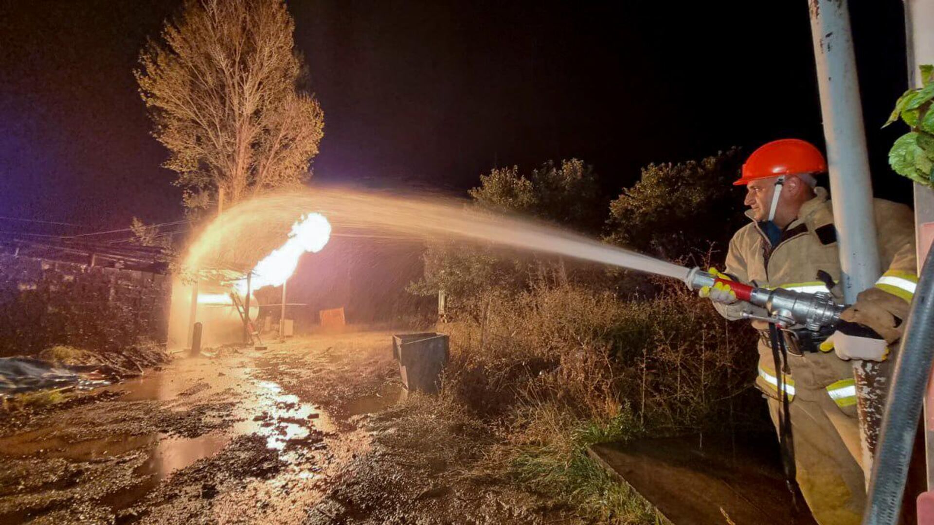 Пожарный тушит пожар на одной из заправок сжиженного газа в Вайке (4 октября 2023). Вайоц Дзор - Sputnik Արմենիա, 1920, 05.10.2023