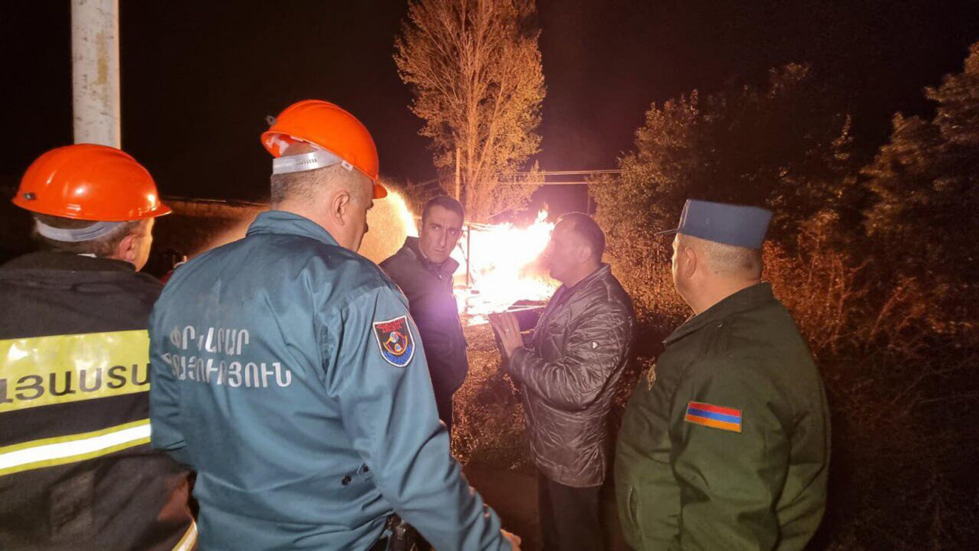 Спасатели на месте пожара на одной из заправок сжиженного газа в Вайке (4 октября 2023). Вайоц Дзор - Sputnik Արմենիա, 1920, 05.10.2023