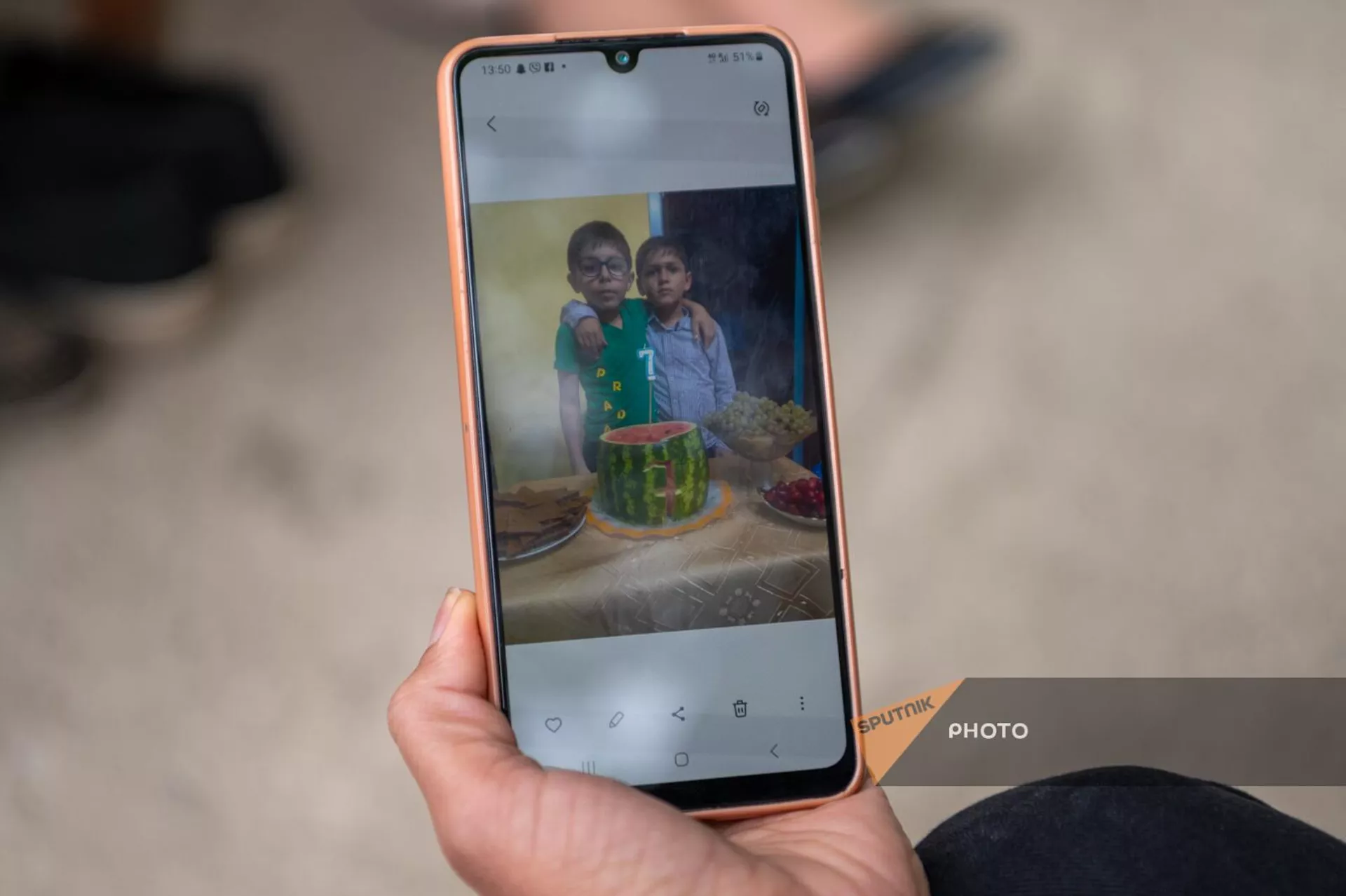 Вынужденная переселенка Лилит показывает фотографию празднования дня рождения сына во время блокады в Нагорном Карабахе Вынужденная переселенка Лилит показывает фотографию празднования дня рождения сына во время блокады в Нагорном Карабахе - Sputnik Армения, 1920, 06.10.2023