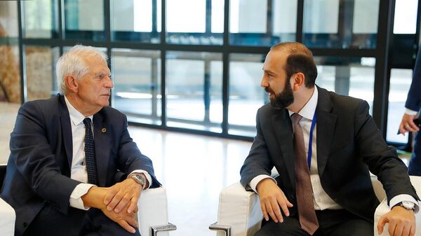 Министр иностранных дел Армении Арарат Мирзоян встретился с верховным представителем ЕС по иностранным делам и политике безопасности Жозепом Боррелем (5 октября 2023). Гранада - Sputnik Армения