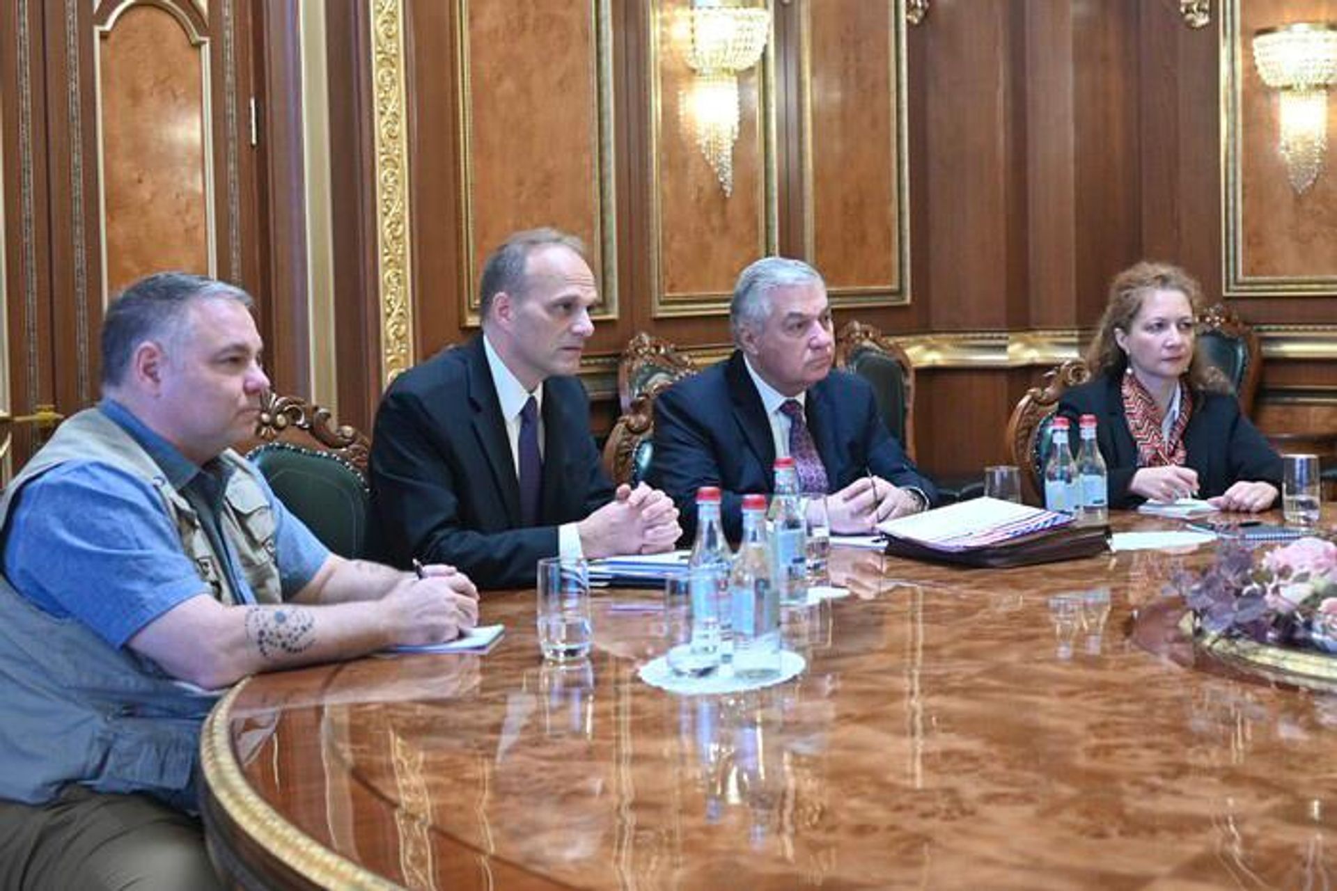 Руководитель аппарата премьера Араик Арутюнян принял делегацию USAID, в составе которой были заместитель руководителя USAID по делам Европы и Азии Алекс Соколовский, директор армянской миссии USAID Джон Алелло и координатор USAID по реагированию на чрезвычайные ситуации Майк Ламбрайт (6 октября 2023). Еревaн - Sputnik Армения, 1920, 06.10.2023