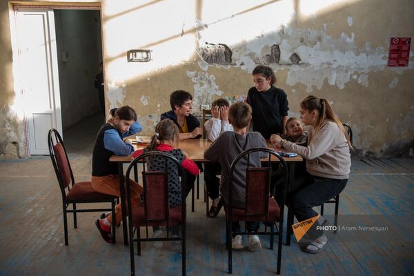 Спортивная школа Арташата, переделанная под временное жилище для вынужденных переселенцев из Нагорного Карабаха - Sputnik Армения