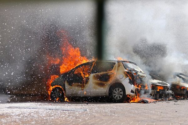 Горящий автомобиль в израильском Ашкелоне в результате атаки Палестины. - Sputnik Армения