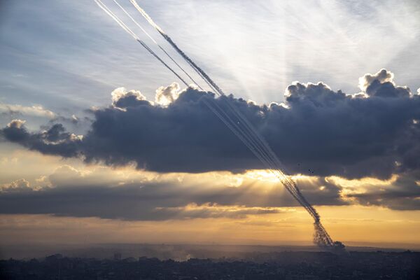 Ракеты, выпущенные из города Газа в сторону Израиля. - Sputnik Армения