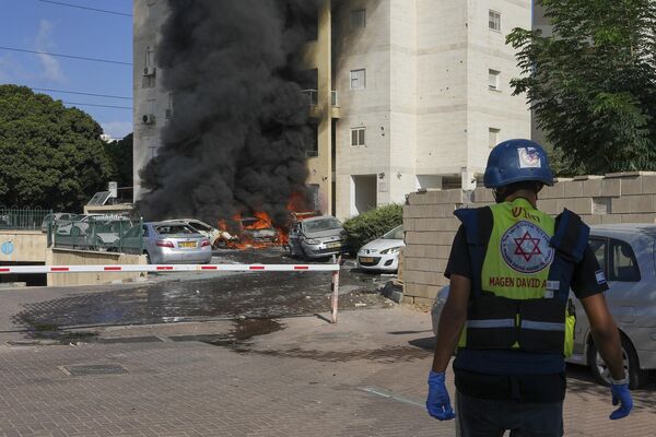 Горящие автомобили в Ашкелоне в результате атаки Палестины. - Sputnik Армения