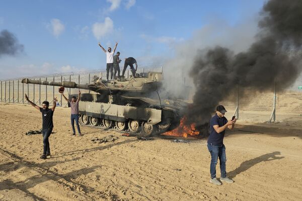 Палестинцы окло захваченного израильского танка. - Sputnik Армения