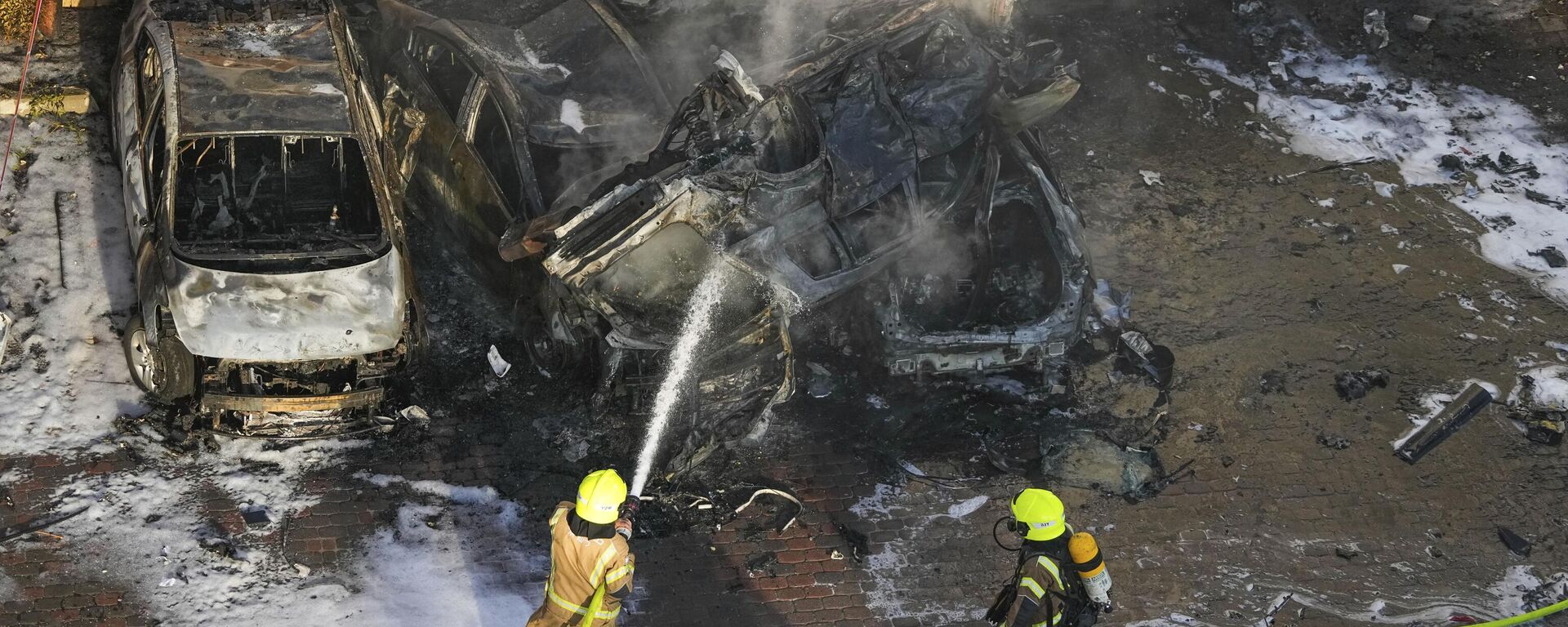Израильские пожарные тушат автомобили, поврежденные в результате атаки Палестины 7 октября 2023 года - Sputnik Армения, 1920, 11.10.2023