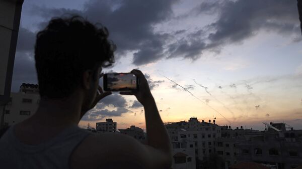 Տղամարդը նկարում է Գազայի հատվածից Իսրայելին հրթիռային հարված հասցնելու պահը - Sputnik Արմենիա