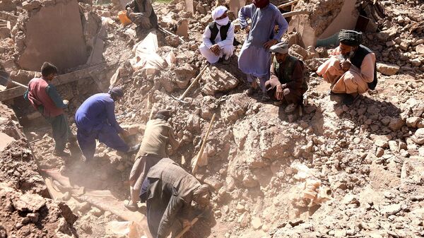 Местные жители расчищают завалы в поисках тел жертв землетрясения среди обломков домов в деревне Кашкак (8 октября 2023). Афганистан - Sputnik Армения