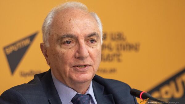 Лидер Демократической партии Арам Саркисян во время пресс-конференции по теме новых вызовов, стоящих перед Арменией (9 октября 2023). Еревaн - Sputnik Армения