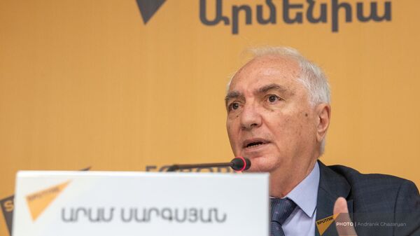 Лидер Демократической партии Арам Саркисян во время пресс-конференции по теме новых вызовов, стоящих перед Арменией (9 октября 2023). Еревaн - Sputnik Արմենիա