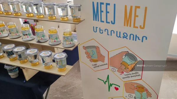 Медовый напиток в стаканчиках авторской конструкции от компании Meej (Ванадзор) на выставке PanArmenian Expo в Еревaне - Sputnik Армения