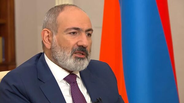 Премьер-министр Никол Пашинян во время интервью Петросу Каразяну - Sputnik Армения