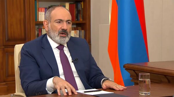 Премьер-министр Никол Пашинян во время интервью Петросу Каразяну - Sputnik Армения
