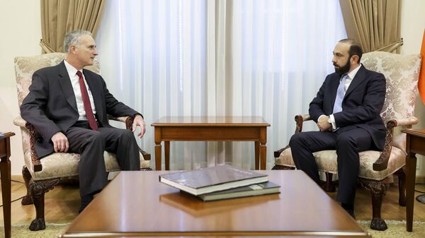 Министр иностранных дел Арарат Мирзоян встретился со старшим советником по общекавказским переговорам, сопредседателем Минской группы от США Луи Боно (11 октября 2023). Еревaн - Sputnik Армения