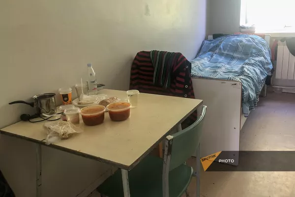 Комната в Инфекционной больнице Гюмри, куда временно заселили вынужденных переселенцев из Нагорного Карабаха Комната в Инфекционной больнице Гюмри, куда временно заселили вынужденных переселенцев из Нагорного Карабаха - Sputnik Армения