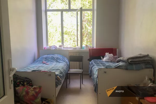 Комната в Инфекционной больнице Гюмри, куда временно заселили вынужденных переселенцев из Нагорного Карабаха Комната в Инфекционной больнице Гюмри, куда временно заселили вынужденных переселенцев из Нагорного Карабаха - Sputnik Армения
