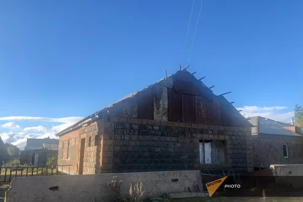 Дом в селе Мусаелян, предоставленный вынужденным переселенцам из Нагорного Карабаха Дом в селе Мусаелян, предоставленный вынужденным переселенцам из Нагорного Карабаха - Sputnik Армения