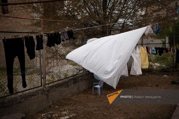 Белье на сушке во дворе временного жилища вынужденных переселенцев из Нагорного Карабаха в общине Масис Араратской области - Sputnik Армения
