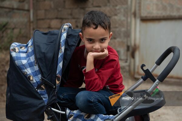 Внук Гагика Багдасаряна из Нагорного Карабаха во дворе временного жилища в городе Масис - Sputnik Армения