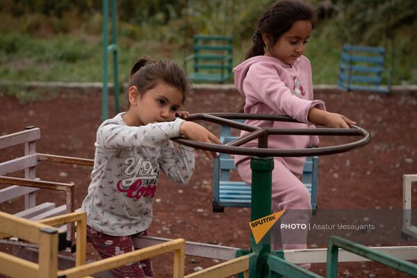 Дети вынужденных переселенцев из Нагорного Карабаха в селе Сис Араратской области - Sputnik Армения