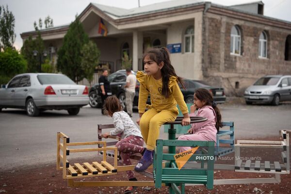 Дети вынужденных переселенцев из Нагорного Карабаха в селе Сис Араратской области - Sputnik Армения
