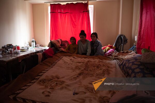 Внучки Камелы Мартиросян во временном жилище в селе Сис Араратской области - Sputnik Армения