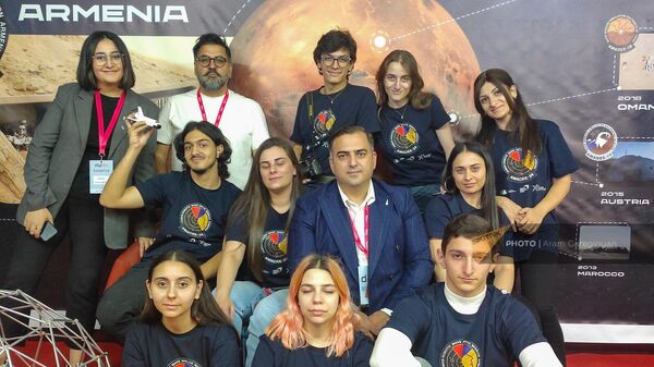 Айк Асланян (в центре), координатор проекта AMADEE-24 (тренировочного лагеря для марсианского экипажа космонавтов), вместе с волонтерами проекта - Sputnik Армения