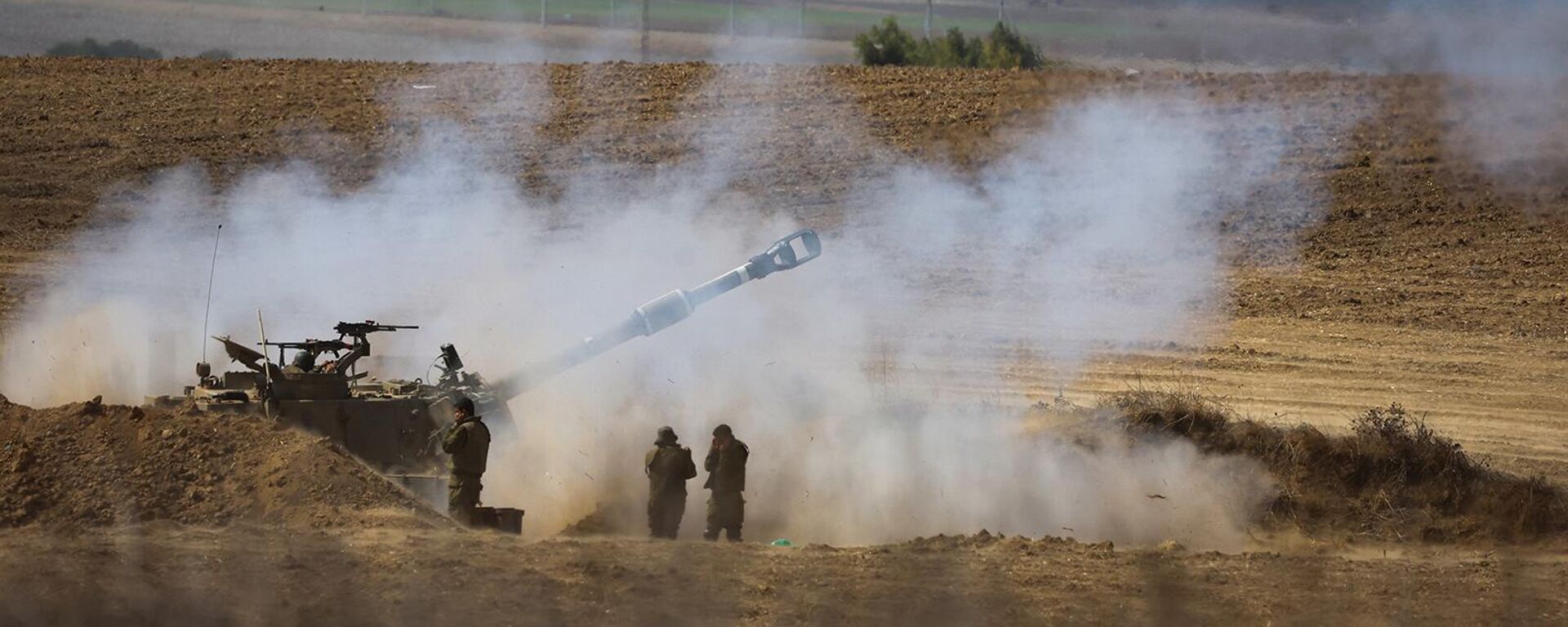Самоходная гаубица израильской армии выпускает снаряды в направлении сектора Газа (13 октября 2023). Израиль - Sputnik Армения, 1920, 14.10.2023