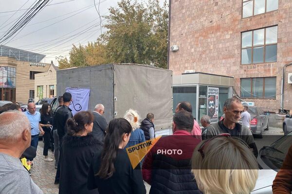Русская гуманитарная миссия передает помощь вынужденным переселенцам из Нагорного Карабаха, временно проживающим в Масисе (16 октября 2023). Масис - Sputnik Армения