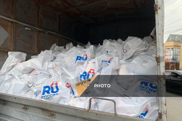 Русская гуманитарная миссия передает помощь вынужденным переселенцам из Нагорного Карабаха, временно проживающим в Масисе (16 октября 2023). Масис - Sputnik Армения