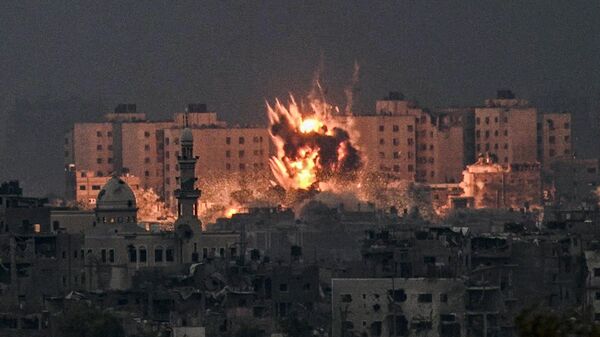 Взрыв во время израильской бомбардировки на севере сектора Газа - Sputnik Армения