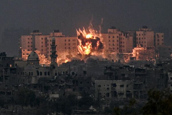 Взрыв во время израильской бомбардировки на севере сектора Газа. - Sputnik Армения