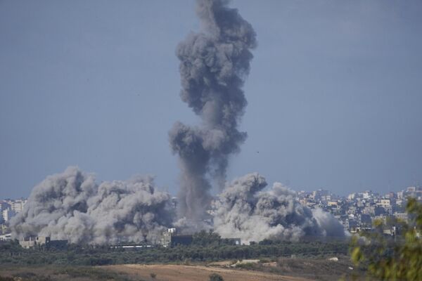 Поднимающийся дым после израильского авиаудара по сектору Газа, наблюдаемый с юга Израиля. - Sputnik Армения