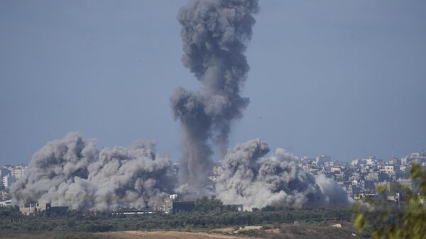 Поднимающийся дым после израильского авиаудара по сектору Газа, наблюдаемый с юга Израиля - Sputnik Армения
