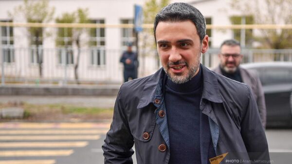 Арам Вардеванян перед зданием суда во время закрытого судебного заседания по делу Лeвона Кoчаряна (18 октября 2023). Еревaн - Sputnik Армения