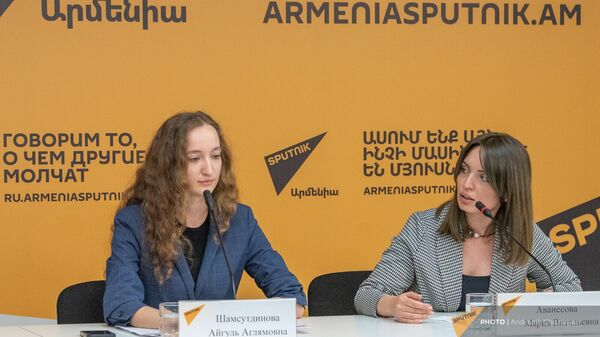 Айгуль Шамсутдинова и Мария Аванесова на пресс-конференции, посвященной набору кандидатов для учебы в вузах России (18 октября 2023). Еревaн - Sputnik Армения